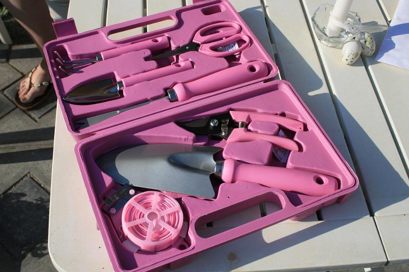 Pink garden tools.jpg - Lyserødt havesæt naboen lige har fået. -- Pink garden tool the neighbour got.